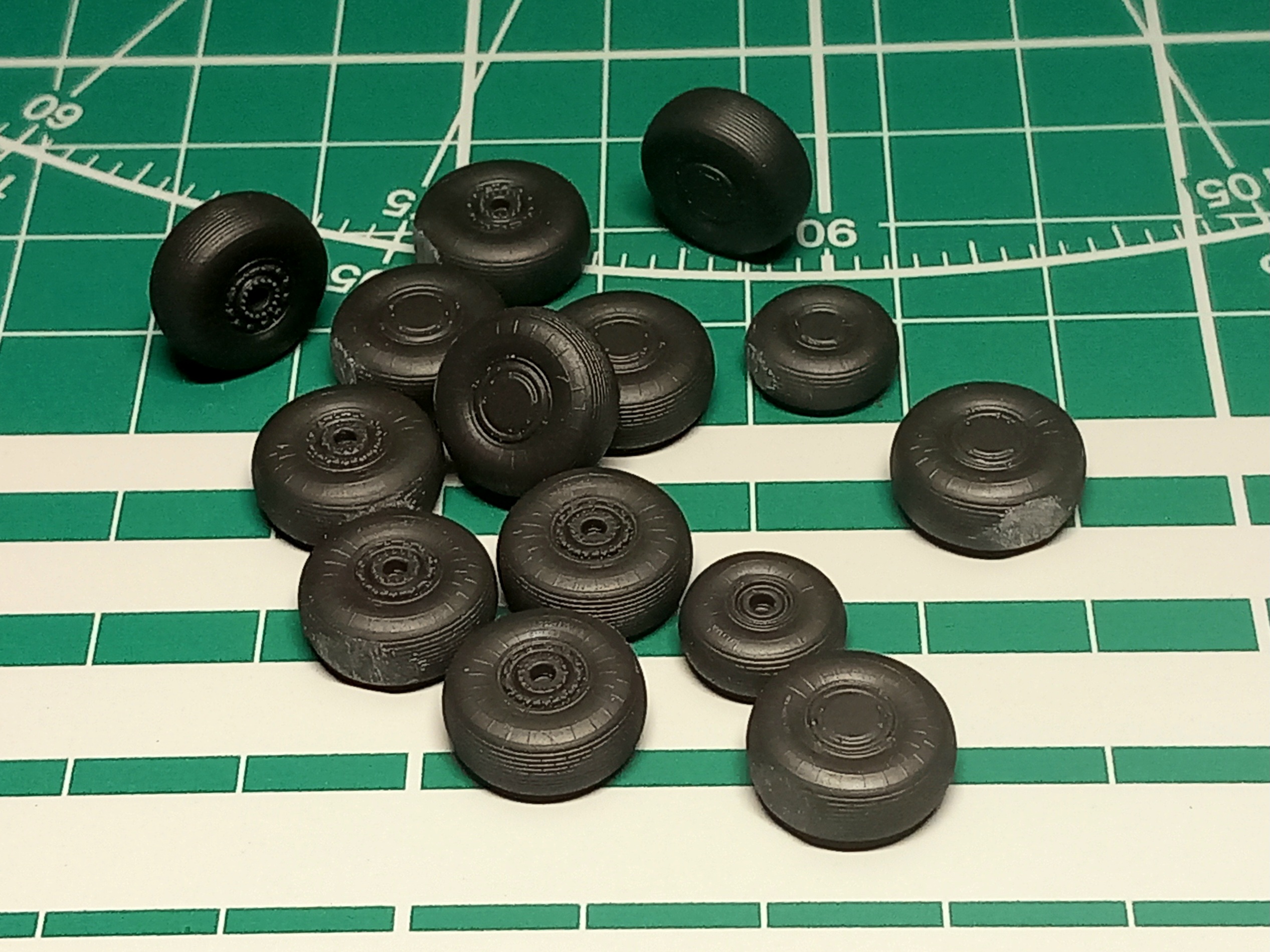 Дополнения из смолы 1/144 Колеса шасси под нагрузкой для модели Ан-22 + Маски (Amigo Models)