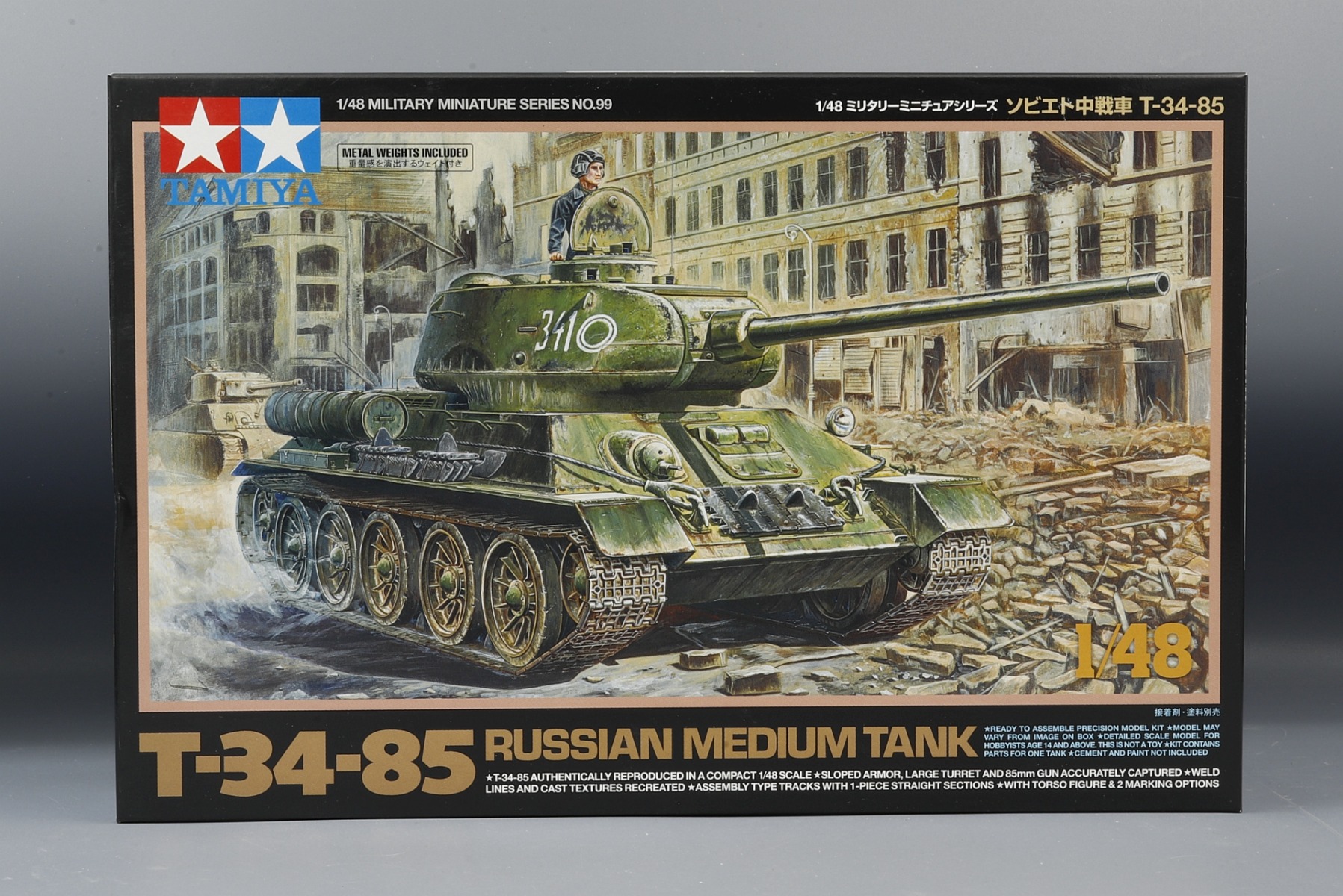 Сборная модель 1/48 Советский танк T-34-85 с фигурой командира (Tamiya)