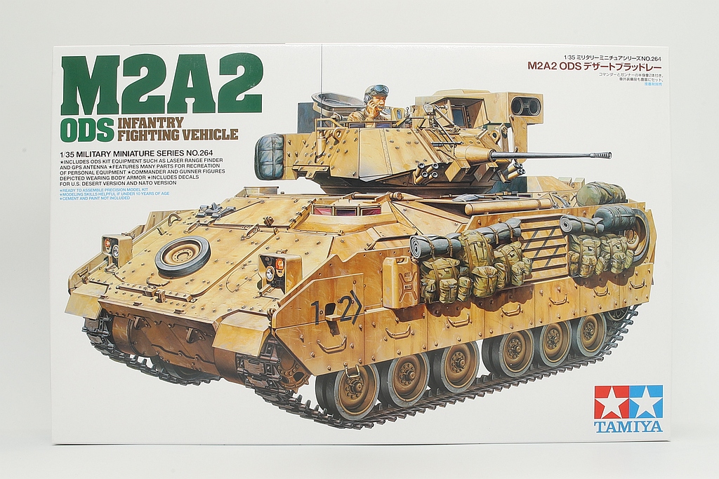 Сборная модель 1/35 Американский бронетранспортер М2А2 «Операция Буря в пустыне» 2 фигуры (Tamiya)