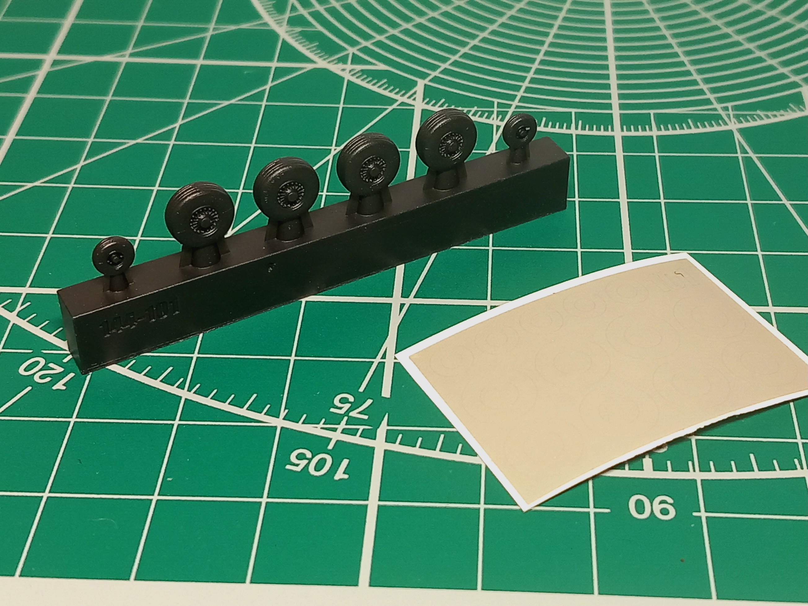 Дополнения из смолы 1/144 Колеса шасси под нагрузкой для модели SSJ-100 + Маски (Amigo Models)