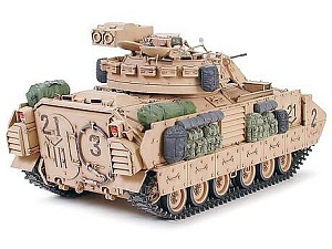 Сборная модель 1/35 Американский бронетранспортер М2А2 «Операция Буря в пустыне» 2 фигуры (Tamiya)