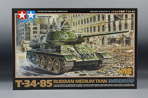 Сборная модель 1/48 Советский танк T-34-85 с фигурой командира (Tamiya)