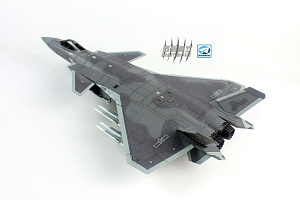 Сборная модель 1/72 Китайский истребитель-невидимка Chengdu J-20 (Dream Model)