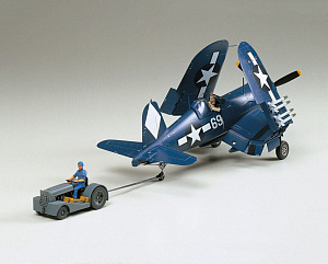 Сборная модель 1/48 Vought F4U-1D Corsair и аэродромный тягач (Tamiya)
