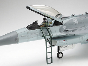 Сборная модель 1/32 Lockheed-Martin F-16CJ Fighting Falcon Block 50 (Tamiya)