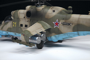 Сборная модель 1/48 Советский ударный вертолет Ми-24П (Zvezda)