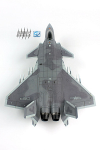 Сборная модель 1/72 Китайский истребитель-невидимка Chengdu J-20 (Dream Model)