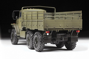 Сборная модель 1/35 Российский армейский грузовик Урал-4320 (Zvezda)