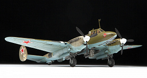 Сборная модель 1/72 Советский пикирующий бомбардировщик Пе-2 (Zvezda)