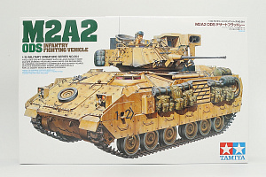 Сборная модель 1/35 Американский бронетранспортер М2А2 «Операция Буря в пустыне» 2 фигуры (Tamiya)