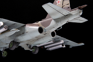 Сборная модель 1/48 Советский штурмовик Су-25 (Zvezda)