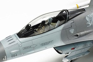 Сборная модель 1/72 Lockheed-Martin F-16CJ Fighting Falcon Block 50 (Tamiya)