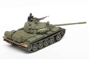 Сборная модель 1/48 Советский средний танк Т-55 с фигурой командира (Tamiya)