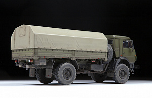 Сборная модель 1/35 Российский двухосный грузовой автомобиль К-4350 (Zvezda)
