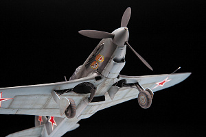 Сборная модель 1/48 Советский истребитель Як-9Д (Zvezda)