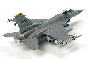 Сборная модель 1/72 Lockheed-Martin F-16CJ Fighting Falcon Block 50 (Tamiya)