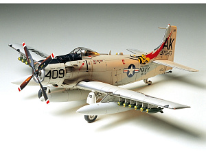 Сборная модель 1/48 Douglas A-1H Skyraider US Navy (Tamiya)