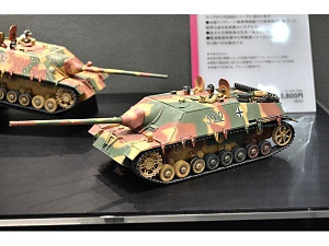 Сборная модель 1/35 Немецкая противотанковая САУ Jagdpanzer IV /70 (V) Lang с двумя фигурам (Tamiya)