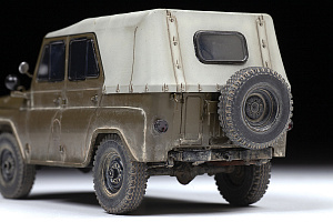 Сборная модель 1/35 Советский военный внедорожник УАЗ-469 (Zvezda)