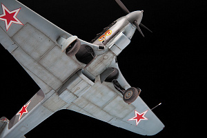 Сборная модель 1/48 Советский истребитель Як-9Д (Zvezda)